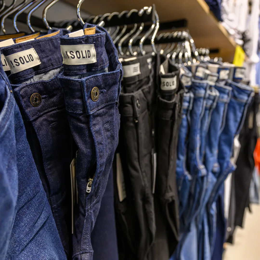 Stort udvalg af jeans i både sort og blå fra MK Copenhagen outlet i Taastrup.